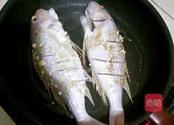 Illustration of how to make pan-fried golden thread fish 4