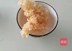 Illustration of how to make mung bean and white fungus soup 2