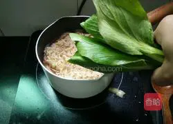 Ham sausage, egg, vegetable noodles Practice illustration 8