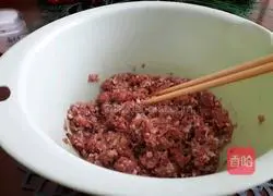 Illustration of how to make celery and pork dumplings 3