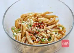 Illustration of making oil-splashed scissor noodles 7