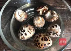 Illustration of how to make mushroom and lean meat soup 1