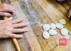 Illustration of how to make large meat dumplings with chives and moss 10