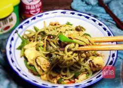 Illustration of how to make green pepper and egg mixed with kelp noodles 12