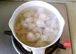 Illustration of how to make three fresh meatball soup 9