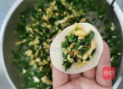 Illustration of how to make shrimp skin, leek and egg dumplings 7