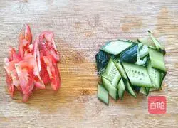 Illustration of how to make tomato, cucumber and egg soup (oil-free version) 3