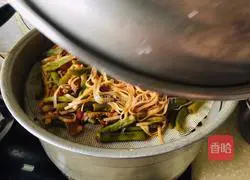 Illustration of how to make steamed beans and braised noodles 15