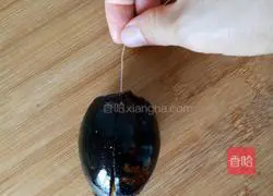 Illustration of making double pepper preserved eggs 3