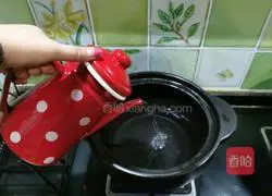 Illustration of how to make red beans, red dates, taro and cranberry sugar water 4