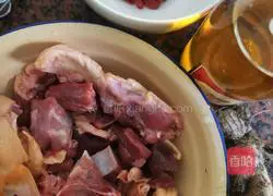 Illustration of how to make tea oil and wolfberry duck soup 1