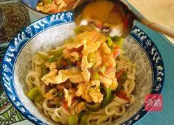 Illustration of how to make green pepper, egg and tomato noodles 15