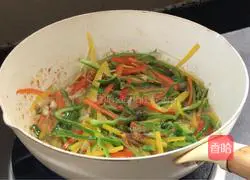 Illustration of how to make shredded pork with bell pepper 11