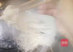 Illustration of how to make salty scallion noodles 16