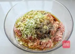 Illustration of how to make pork and sauerkraut dumplings 4