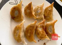 Fried dumplings (pot stickers)----super beautiful and zero-failure recipe illustration 4