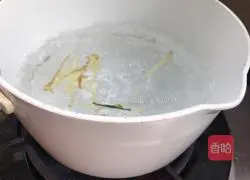 Illustration of how to make vegetables and shredded pork noodles 3