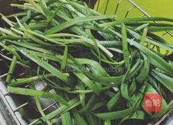 Illustration of how to make leek wontons 1