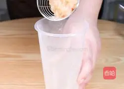 Illustration of how to make Tremella and Horseshoe Fresh Milk Tea 7