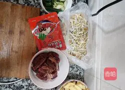 Illustration of how to make tomato beef noodles 1