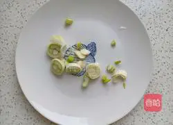 Illustration of how to make braised noodles with olive oil and beans 3