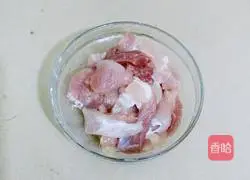 Illustration of how to make loofah meat soup 3