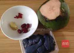  Illustration of how to make coconut stewed black chicken soup 1