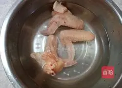 Illustration of how to make red date and lotus root chicken soup 2