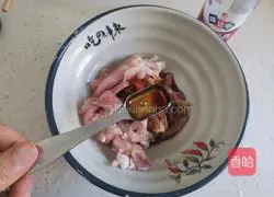 Illustration of how to make green pepper and shredded pork cold noodles 5