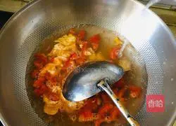 Illustration of how to make egg, tomato and artemisia seed noodles 4