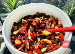 Illustration of how to make ginger and jujube enzyme 5