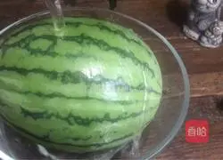 Illustration of how to make watermelon rind and rock sugar water 2