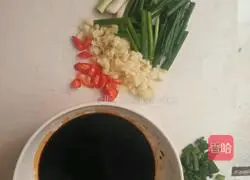 Illustration of how to make noodles with scallion oil 1