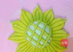 Illustration of how to make sunflower steamed buns 13