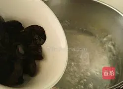 Illustration of how to make yam and fungus soup 5