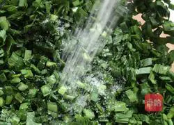 Illustration of how to make egg rolls with dumpling skin 8