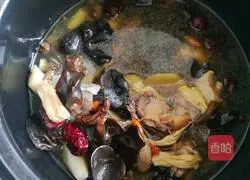 Illustration of how to make braised chicken with mushrooms and fungus 10