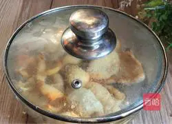 Illustration of how to make tomato, pork blood and skin soup 2