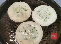 Illustration of how to make dumpling skin scallion pancakes (quick breakfast) 15