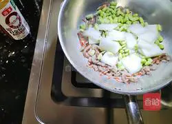 Winter Melon, Edamame and Shrimp Tail Soup Recipe Illustration 3