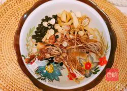 Illustration of how to make fresh taro, snail slices, black beans, gorgon seeds, yellow essence, tea tree mushrooms and hen soup 3