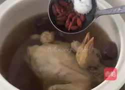 Illustration of how to make red ginseng and donkey hide gelatin pigeon soup 6