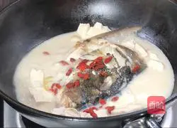 Illustration of how to make wolfberry tofu and fish head soup 9