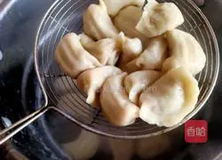 Illustration of how to make zucchini and meat dumplings 12