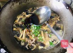 Illustration of spicy and sour shredded pork soup 13