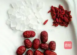 Illustration of how to make rock sugar, white fungus and red date soup 1