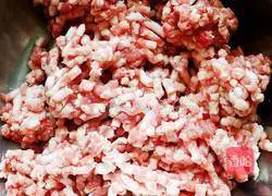 Illustration of how to make mutton and leek dumplings 5