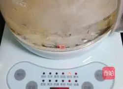 Illustration of making apple and white fungus wine 4