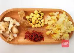 Tremella lily Illustration of how to make ginkgo soup 2