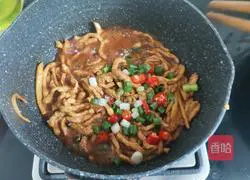 Illustration of how to make shredded pork noodles with pickled vegetables 5